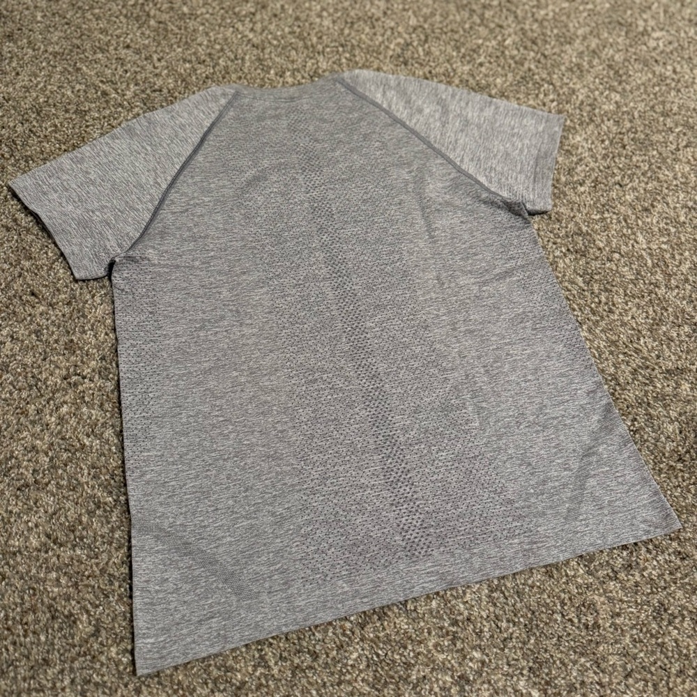 [Size 8] - Lululemon Swiftly Tech Short-Sleeve Shirt 2.0 *Waist Length - Picture 3 of 5